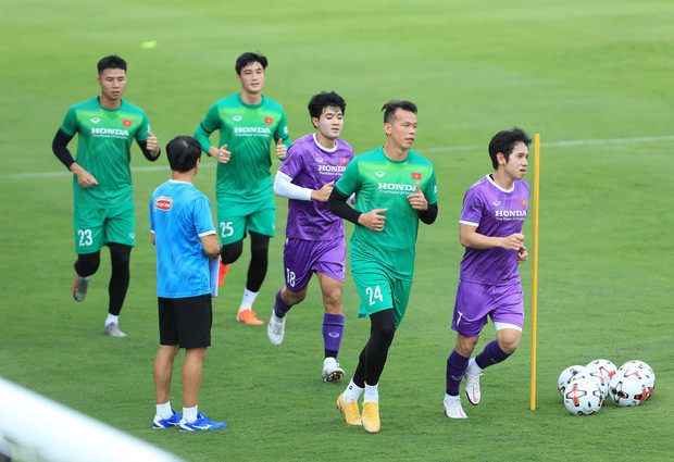 Tuy nhiên nếu theo dõi Hà Đức Chinh gần đây, nhiều người cũng nhận ra chàng cầu thủ Việt Nam này đã thay đổi đáng kể, nhất là ở khoản da dẻ.