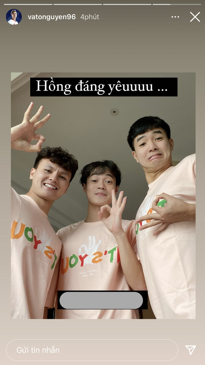 Không chỉ trắng lên so với chính mình ngày trước, Hà Đức Chinh cũng không kém cạnh so với đồng đội.