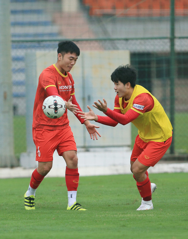 Không còn màu da thương hiệu, Chinh Đen trắng trẻo trông thấy, Hà Đức Chinh giờ đã trắng bật tông.