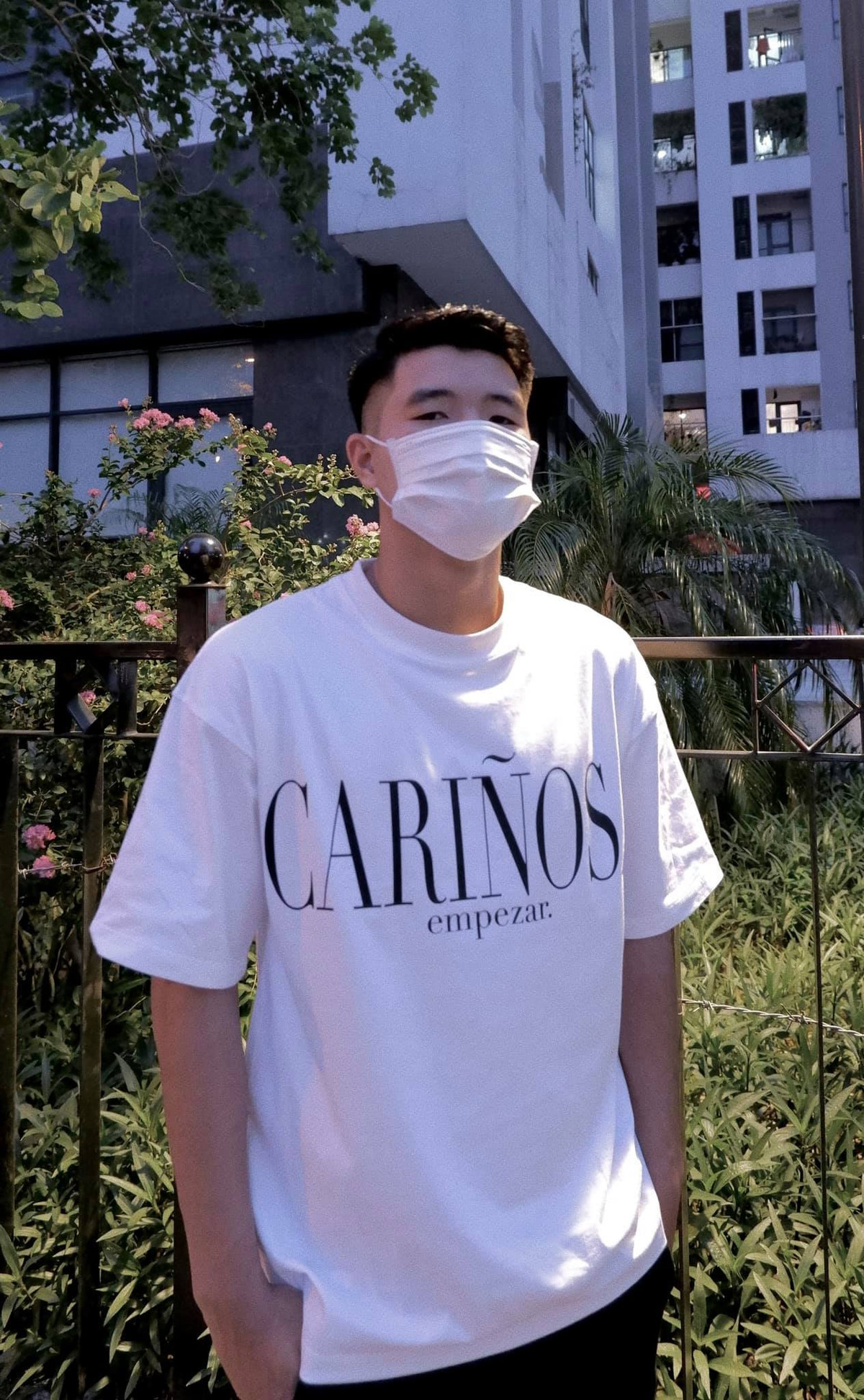 Ngoài ra khi ở giữa sân tập, trông Hà Đức Chinh cũng sáng bừng.