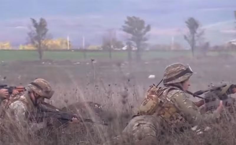 Ankara còn gặp khó thông qua kiếm tiền từ việc xuất khẩu máy bay không người lái của họ, khi Canada hôm qua đã áp đặt lệnh cấm vận đối với việc cung cấp các thành phần quan trọng cho chúng.