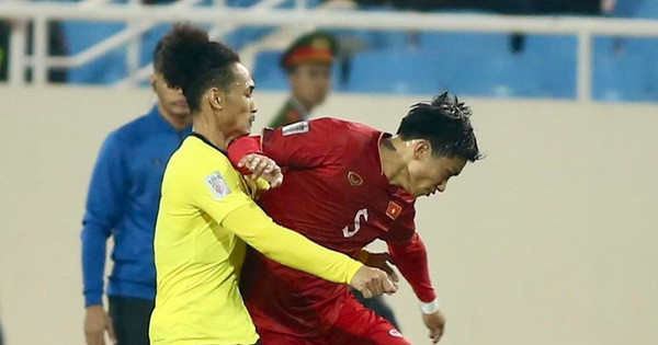 Sau trận thắng Malaysia, HLV Park Hang Seo bảo vệ học trò: “Bóng đá là môn thể thao đòi hỏi về sự va chạm. Trận này các cầu thủ đã chơi quyết liệt, bởi họ chơi quyết tâm cống hiến cho đội tuyển và giành chiến thắng. Họ làm theo luật bóng đá, nên không thể gọi đây là trận đấu bạo lực”.