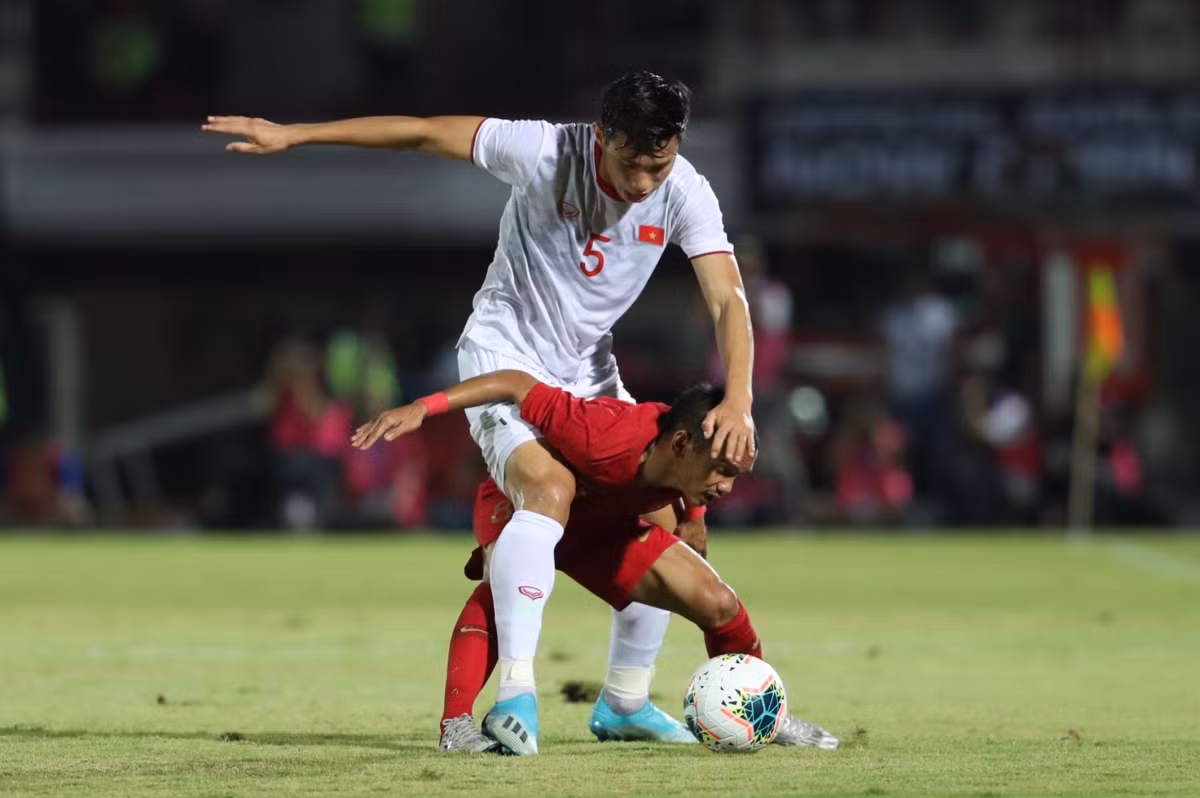 Văn Hậu từng gây ra chấn thương khiến cầu thủ Indonesia phải ngồi xe lăn tại trận chung kết SEA Games 30.