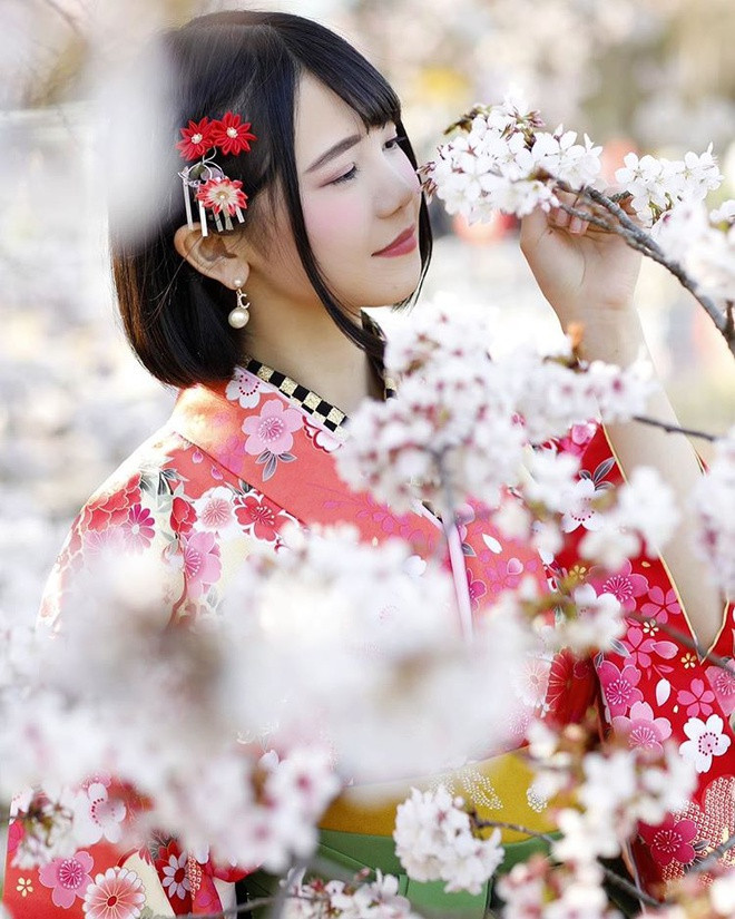 MEL sở hữu làn da trắng, vòng một "khủng" và đường cong quyến rũ.