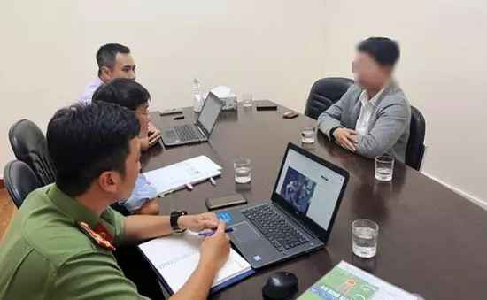 "Đến Thái Lan vô tình mình đi trên một con phố, gặp một bà cô ngồi cạnh một chú cún. Điều mình bất ngờ là chú cún này không hề ốm. Tuy chủ nghèo nhưng chó không bao giờ chê chủ...Tuấn đã quyết định cho 2.000 baht. Chúc hai mẹ con giữa trời đông không còn cô đơn nữa", hot TikTok từng bị tẩy chay này bày tỏ.