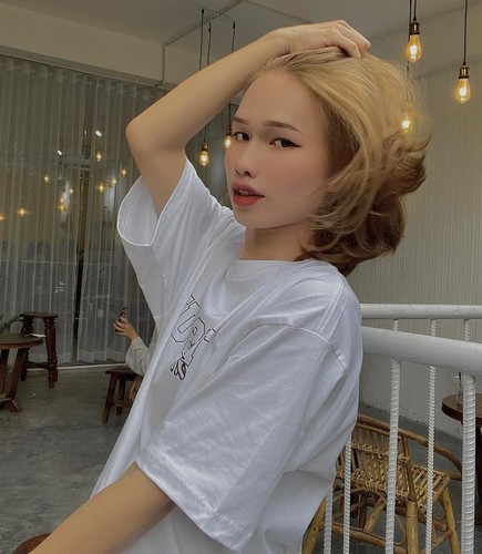 Gia Bảo là người chuộng phong cách quyến rũ, thời trang kiệm vải.