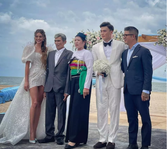 Tuy nhiên, dù thế nào đi chăng nữa, dân mạng cũng mong rằng nữ người mẫu sẽ mạnh mẽ hơn và có cuộc hôn nhân hạnh phúc với Bùi Tiến Dũng.