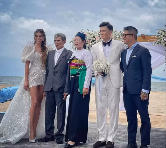 Tuy nhiên, dù thế nào đi chăng nữa, dân mạng cũng mong rằng nữ người mẫu sẽ mạnh mẽ hơn và có cuộc hôn nhân hạnh phúc với Bùi Tiến Dũng.