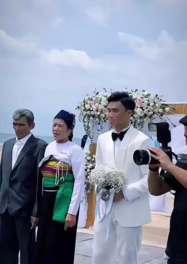 Nhìn hình ảnh này, dân mạng không khỏi thương cảm và động viên cô nàng. Các cô gái dường như thấu hiểu hơn cảm giác của Dianka Zakhidova khi phải xa gia đình đến 1 nơi xa lạ làm dâu.