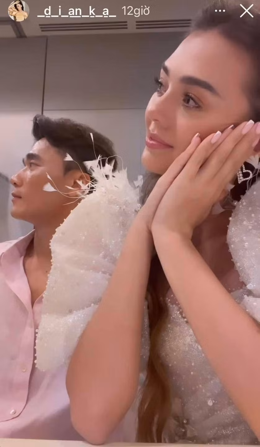 Cụ thể, trong story, vợ Bùi Tiến Dũng đã rơi nước mắt khi nhớ về gia đình. Khoảnh khắc này được ghi lại tại bữa tiệc tối tổ chức sau hôn lễ của cô và nam cầu thủ.