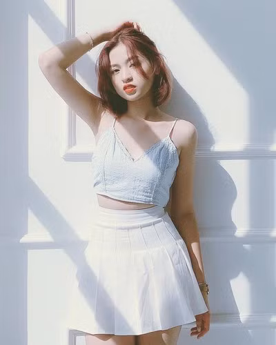 Những bức hình khoe chân dài miên man của Trần Thanh Tâm gây tranh cãi.