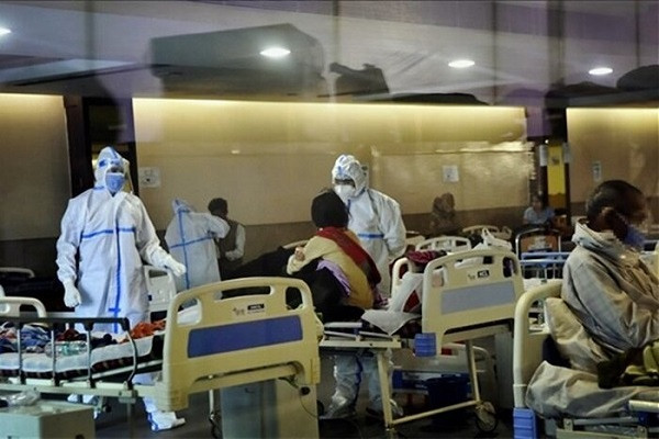 Chong nam vien vi nhiem Covid-19, vo bi bac si sam so ben giuong benh