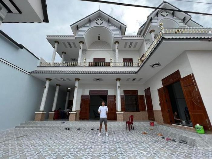 Sinh ra trong một gia đình có 6 anh chị em, Dụng Quang Nho từ nhiều năm qua đã nuôi ý định đá bóng, kiếm tiền để xây cho bố mẹ một cơ ngơi rộng rãi, chia tay căn nhà cũ ẩm thấp và ọp ẹp.