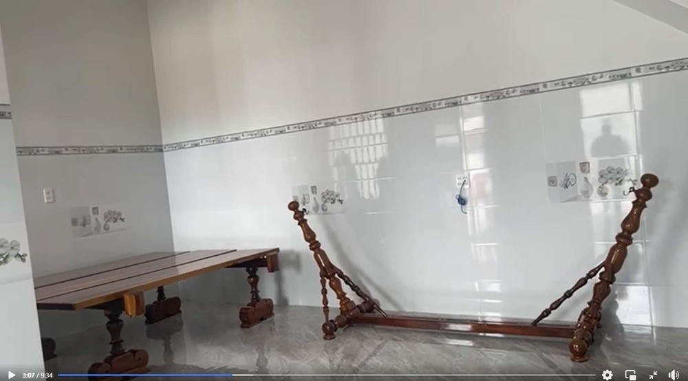 Căn nhà cũ của bố mẹ Quang Nho khá nhỏ, thậm chí còn bị dột hay nước tràn vào những ngày mưa. Niềm hi vọng của anh khi thi đấu bóng đá đó chính là gom góp tiền lương và thưởng để về xây lại tổ ấm cho bậc sinh thành.