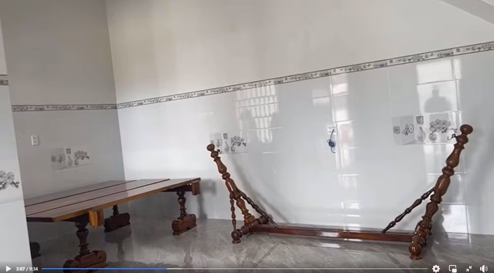 Căn nhà cũ của bố mẹ Quang Nho khá nhỏ, thậm chí còn bị dột hay nước tràn vào những ngày mưa. Niềm hi vọng của anh khi thi đấu bóng đá đó chính là gom góp tiền lương và thưởng để về xây lại tổ ấm cho bậc sinh thành.