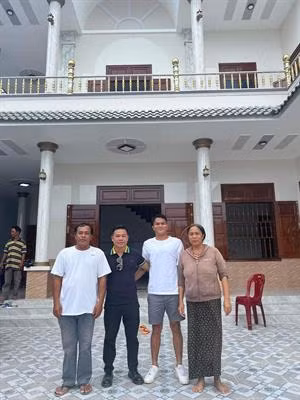 Cộng thêm một khoản phải vay từ ngân hàng và bạn bè, ngôi nhà hai tầng rộng rãi, khang trang Dụng Quang Nho xây cho bố mẹ đã được khánh thành tại Bình Thuận.