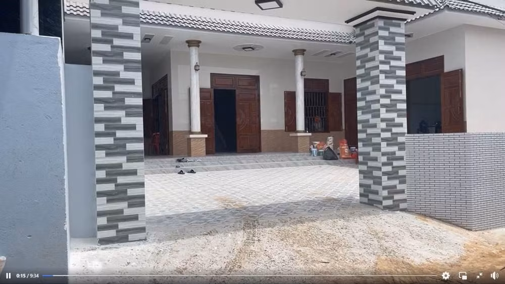 Quang Nho chia sẻ với truyền thông: "Tôi rất vui và hạnh phúc vì mình góp được chút công sức vào món quà này cho bố mẹ. Còn một khoản nợ ngân hàng nhưng đó là động lực để tôi phấn đấu hơn trong sự nghiệp".