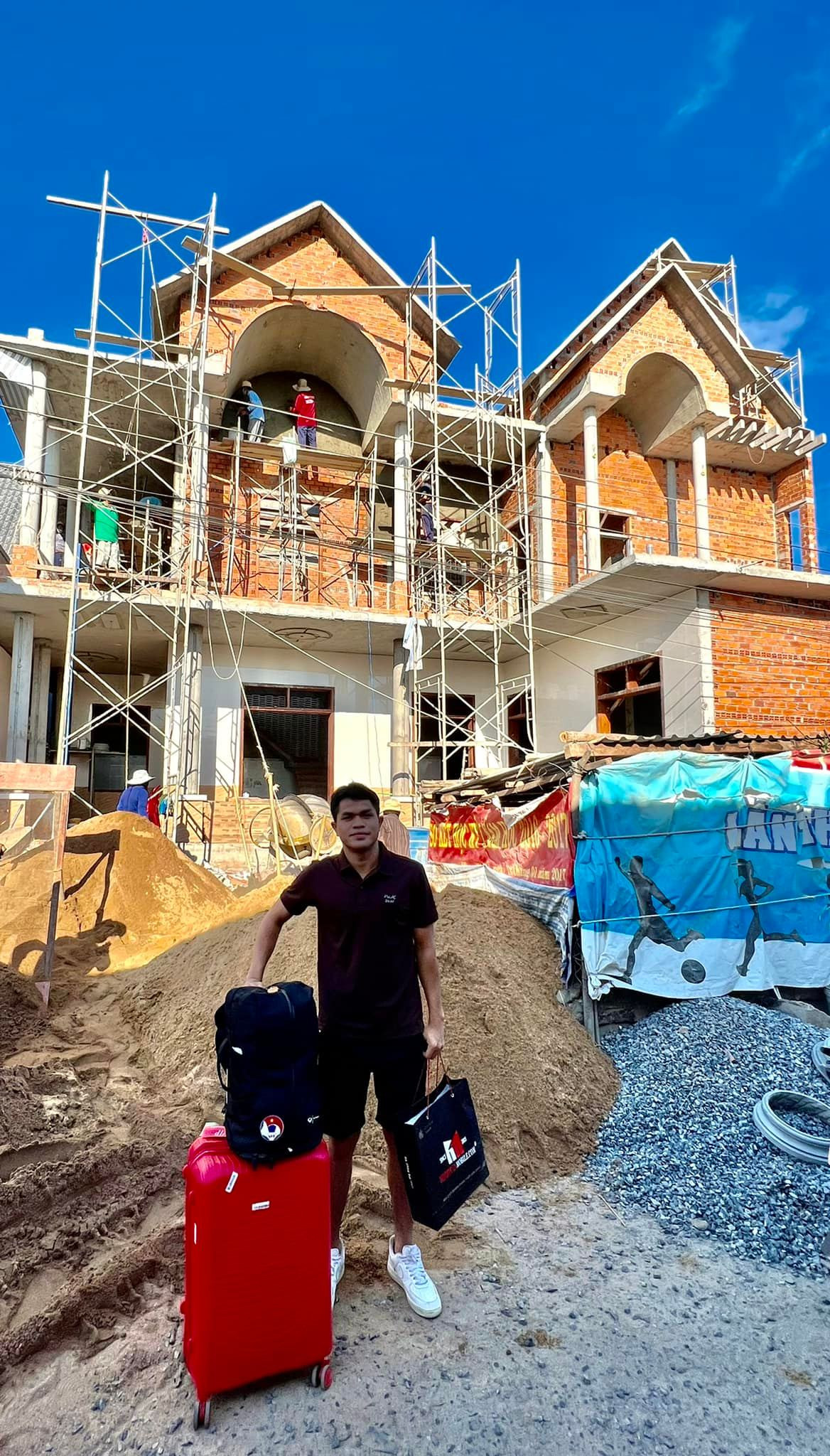 Ý định đó vừa trở thành hiện thực sau nhiều năm tháng Quang Nho tích góp, dành dụm từ khoản lương, thưởng của CLB cũng như từ đội tuyển để gửi về nhà.