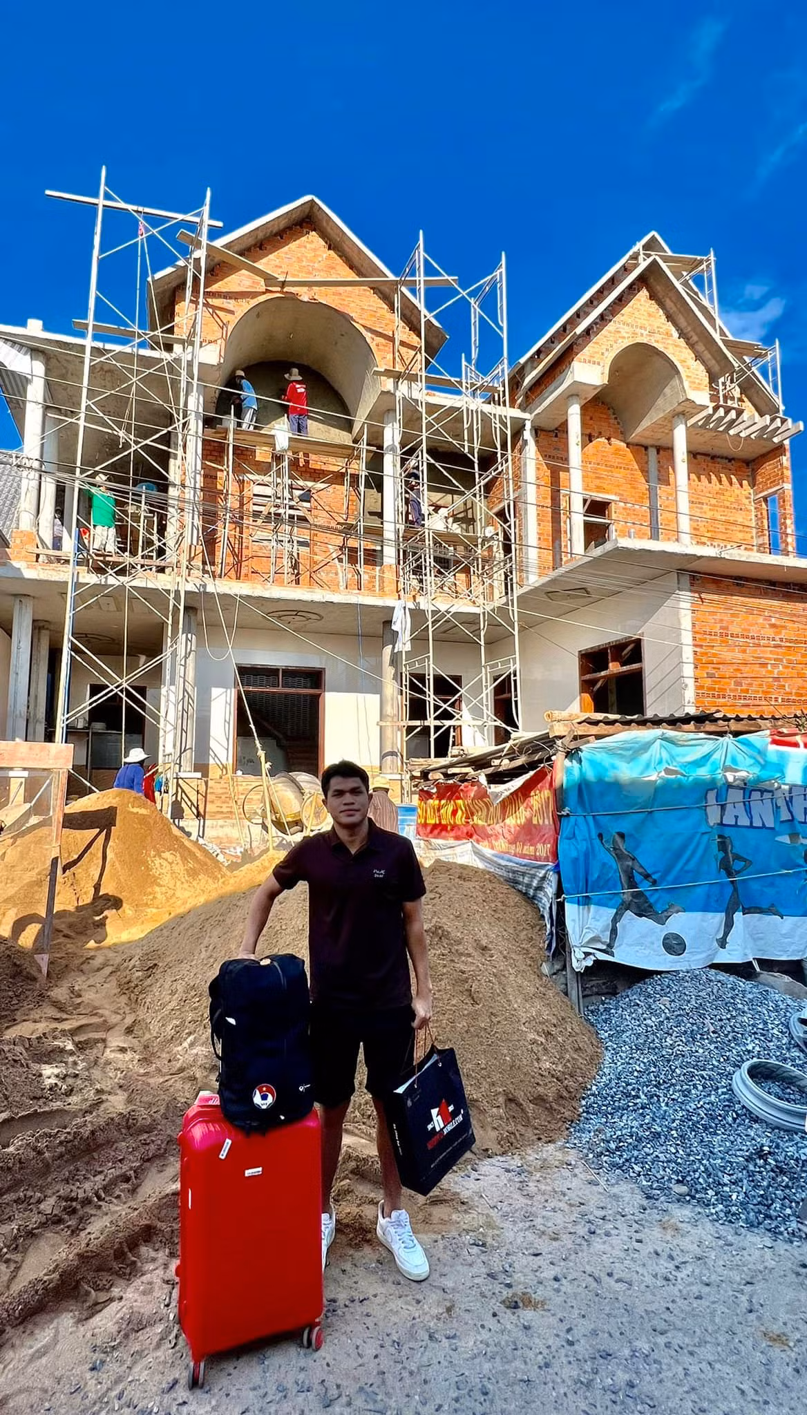 Ý định đó vừa trở thành hiện thực sau nhiều năm tháng Quang Nho tích góp, dành dụm từ khoản lương, thưởng của CLB cũng như từ đội tuyển để gửi về nhà.