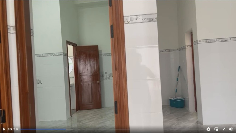 Trước đó, nam cầu thủ từng tiết lộ: “Thật ra căn nhà cũ mà gia đình tôi đang ở đã xuống cấp nghiêm trọng. Gia đình tôi tiến hành sửa chữa từ trước Tết nhưng do dịch bệnh và thời tiết nên hơi chậm tiến độ. Căn nhà mới đang xây dựng này là thành quả, sự cố gắng và chung sức của tôi cũng như các anh chị trong gia đình dành tặng bố mẹ. Tôi đã tích cóp, dành dụm từ khoản lương, thưởng của CLB cũng như từ đội tuyển để gửi về nhà. Tôi rất vui và hạnh phúc vì mình góp được chút công sức vào món quà này”.