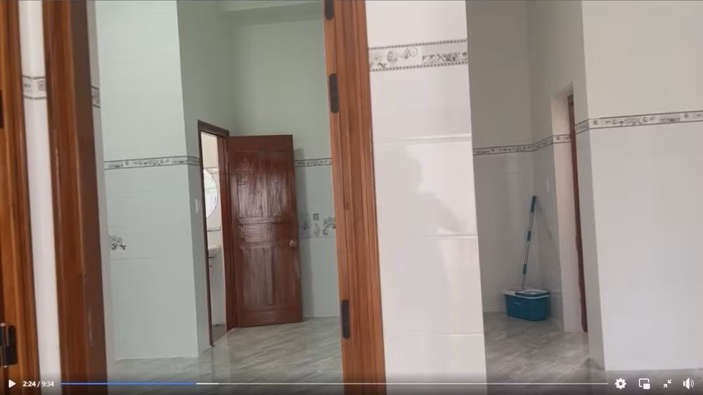 Trước đó, nam cầu thủ từng tiết lộ: “Thật ra căn nhà cũ mà gia đình tôi đang ở đã xuống cấp nghiêm trọng. Gia đình tôi tiến hành sửa chữa từ trước Tết nhưng do dịch bệnh và thời tiết nên hơi chậm tiến độ. Căn nhà mới đang xây dựng này là thành quả, sự cố gắng và chung sức của tôi cũng như các anh chị trong gia đình dành tặng bố mẹ. Tôi đã tích cóp, dành dụm từ khoản lương, thưởng của CLB cũng như từ đội tuyển để gửi về nhà. Tôi rất vui và hạnh phúc vì mình góp được chút công sức vào món quà này”.