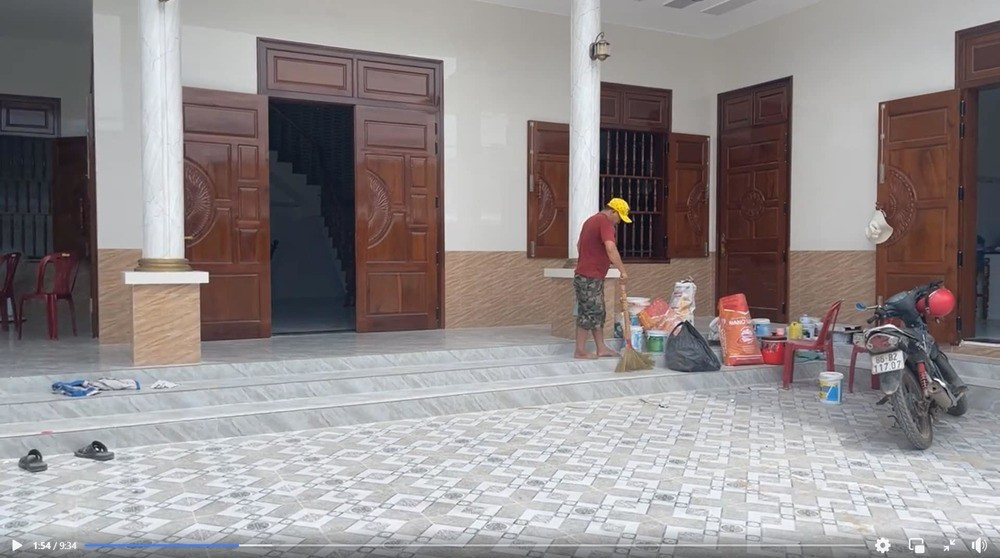 Một người đến thăm nhà của Dụng Quang Nho sau khi quay video xúc động viết: “Dụng Quang Nho nói: Ba mẹ con cưới nhau hơn 20 năm nhưng nhà con không có nhà vệ sinh. Nên giờ con làm vệ sinh khép kín. Hy vọng những thành công bước đầu của Nho sẽ tạo động lực lớn cho các cầu thủ trẻ cố gắng, nỗ lực phấn đấu. Bởi bóng đá chính là một trong những chiếc chìa khoá để thoát nghèo”.