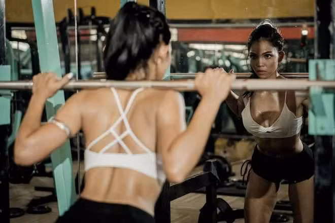 Sau khi bị bệnh, H’Nhi nghỉ làm công nhân ở nhà máy để ở nhà chữa trị. Một lần tình cờ, bà mẹ 9X thấy có người chia sẻ dù đi làm 12 tiếng/ngày nhưng vẫn dành 1 tiếng để tập thể thao, tăng cường sức khỏe.