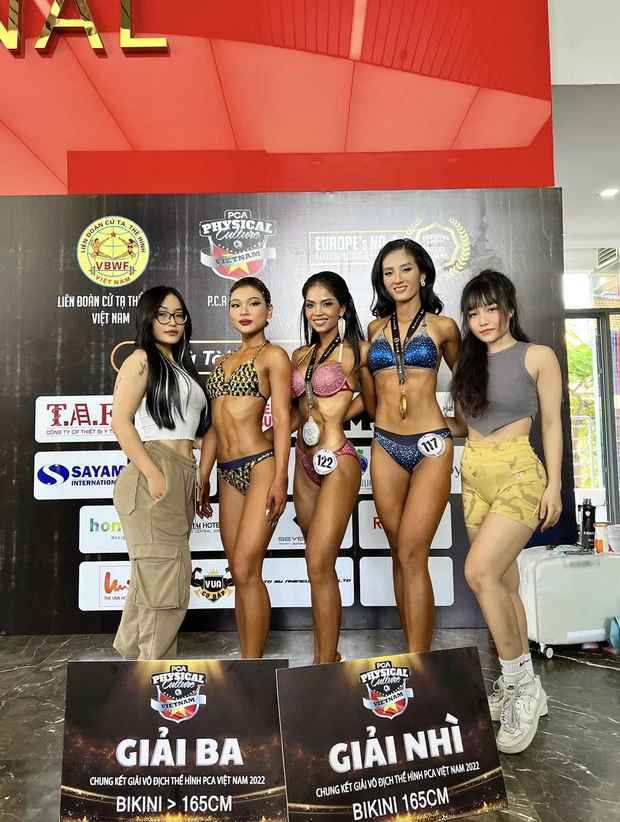 Nhìn những hình ảnh về các nữ VĐV thể hình đầy cơ bắp nhưng cũng không kém phần quyến rũ, 9X nuôi dưỡng ước mơ một ngày nào đó cũng trở thành như họ. Quyết tâm vươn tới mục tiêu, H’Nhi tập thêm các bài nâng cao nhằm xây dựng cơ thể theo tiêu chuẩn của VĐV thể hình và tham gia một số cuộc thi.