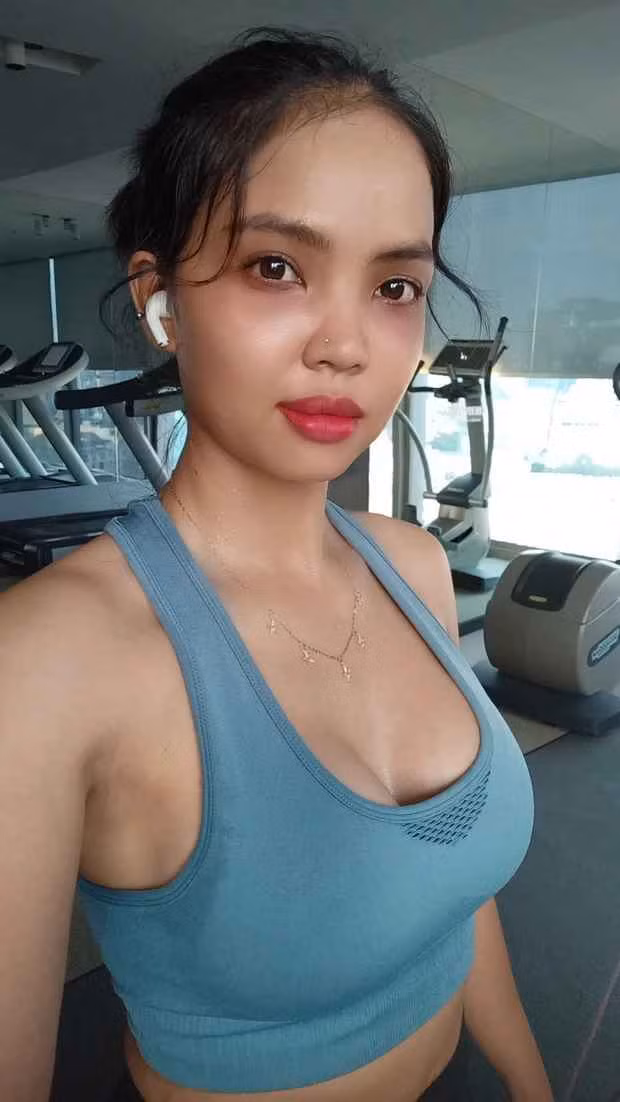 Vợ chồng H'Nhi trước đây cùng làm nương rẫy nuôi con. Sau khi sinh bé gái thứ 2 vào năm 2015, hai vợ chồng cô chia tay. Công việc nương rẫy vất vả mà lương chỉ 1,8 triệu/tháng, bà mẹ nghèo quyết định để con ở với bà ngoại, một mình lên Sài Gòn làm công nhân. Thời gian đó, con gái 2 tuổi của cô được chẩn đoán bị thoát vị não, cần phẫu thuật gấp với chi phí cao.