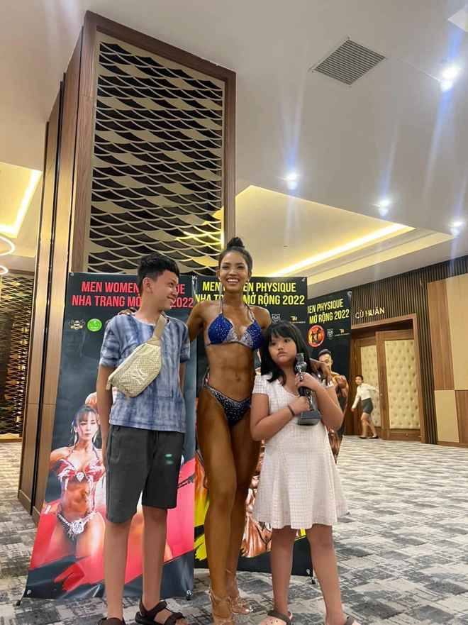 Từ những bài tập cơ bản nhất, H’Nhi thấy cơ thể dần dần thay đổi. Bà mẹ thấy sảng khoái, nhiều năng lượng hơn. Sau 6 tháng đi khám lại, kỳ diệu thay, bác sĩ thông báo nồng độ virus đã thấp hơn trước rất nhiều, bệnh tình dần thuyên giảm. Nhờ gym, cô đã vượt qua được khoảng thời gian tuyệt vọng nhất.