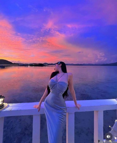 Ở ngoài đời, Huang Lin gây ấn tượng bởi gương mặt xinh đẹp cùng thân hình chuẩn "đồng hồ cát". Cô theo đuổi phong cách gợi cảm.