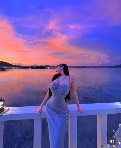 Ở ngoài đời, Huang Lin gây ấn tượng bởi gương mặt xinh đẹp cùng thân hình chuẩn "đồng hồ cát". Cô theo đuổi phong cách gợi cảm.