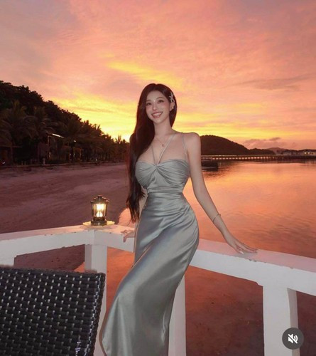 Tờ báo Sina, HK01 còn ưu áo gọi hot girl này là "phiên bản gợi cảm của Angelababy".