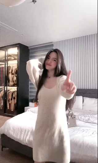 Thậm chí, nàng Wag xinh đẹp còn giả vờ vén váy cao để lộ đôi chân thon thả khiến người xem phải hú hét.