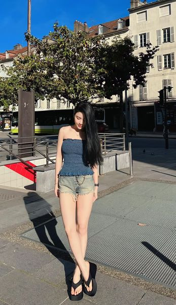 Được biết, Chu Thanh Huyền người yêu Quang Hải còn có sự nghiệp kinh doanh riêng. Cô nàng cũng là một trong những người livestream bán hàng nổi tiếng trên nền tảng TikTok. Ngoài ra, cuộc sống của nàng hot girl cũng khiến nhiều người trầm trồ khi khoe sống trong căn hộ xịn, check-in các địa điểm sang chảnh.