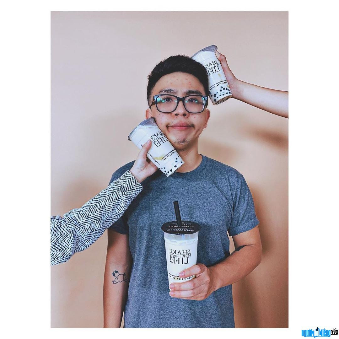 Tân 1 Cú được biết đến trên MXH với nickname "thiếu gia RMIT", "thiếu gia YouTuber", "thiếu gia hàng phở". Anh chàng cũng xây dựng được sự nghiệp riêng với kênh YouTube có 422.000 người đăng kí theo dõi.