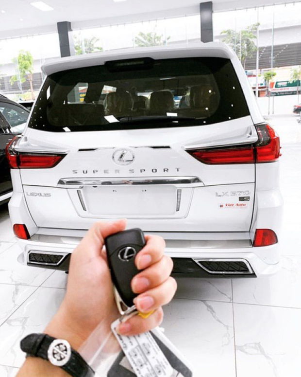 Theo tìm hiểu, chiếc Lexus LX 570 của thiếu gia Quang Dũng có giá lăn bánh rơi vào khoảng hơn 9 tỷ.