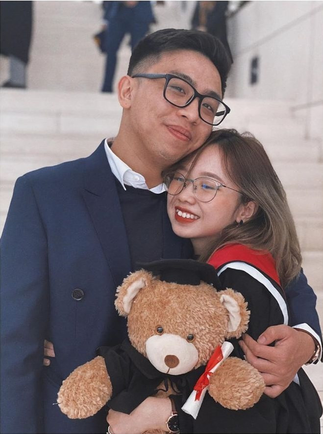 Tân 1 Cú được ngưỡng mộ với chuyện tình ngọt ngào với bạn gái Mi Tóc Xanh. Cặp đôi này quen nhau cách đây 2 năm, khi cùng học tại trường RMIT ở Úc. Hiện tại, cả hai đều đang làm việc tại S.Channel.