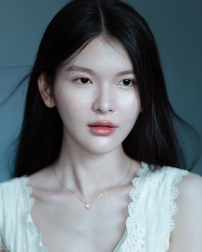 Thành viên ban giám khảo không nghe rõ, liên tục nhắc Minh Hy trình bày lại phần giới thiệu của mình.