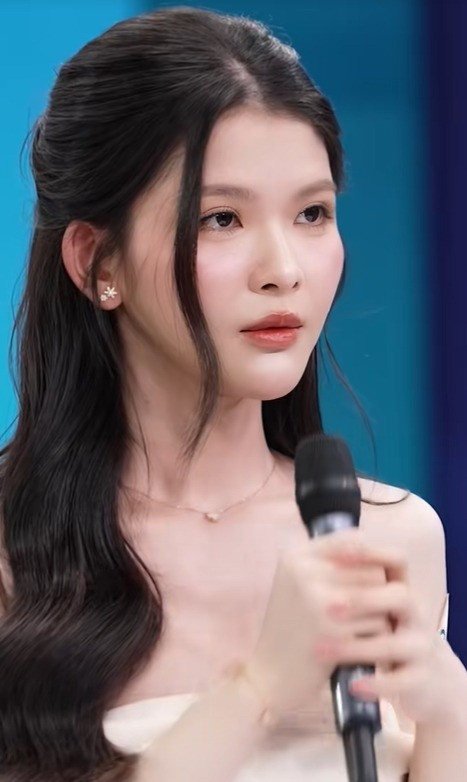 Khi vừa bước ra, chưa nói một lời nào thì ban giám khảo đã phải xuýt xoa với nhan sắc của Minh Hy: “Xinh gái quá”, “Rất ngọt ngào”.