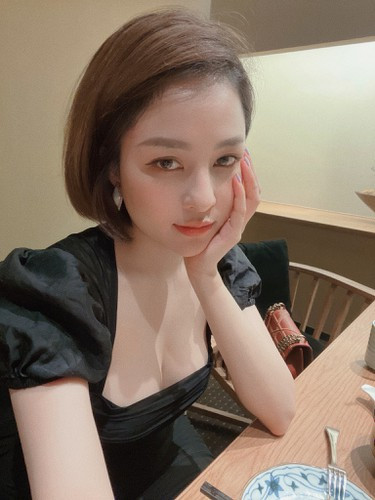 Trên Facebook, Trâm Anh đăng tải khoảnh khắc nằm "bẹp dí" trên giường, tay cắm kim truyền. Đính kèm hot girl cho hay: "Yêu đến tụt huyết áp. Ha ha".