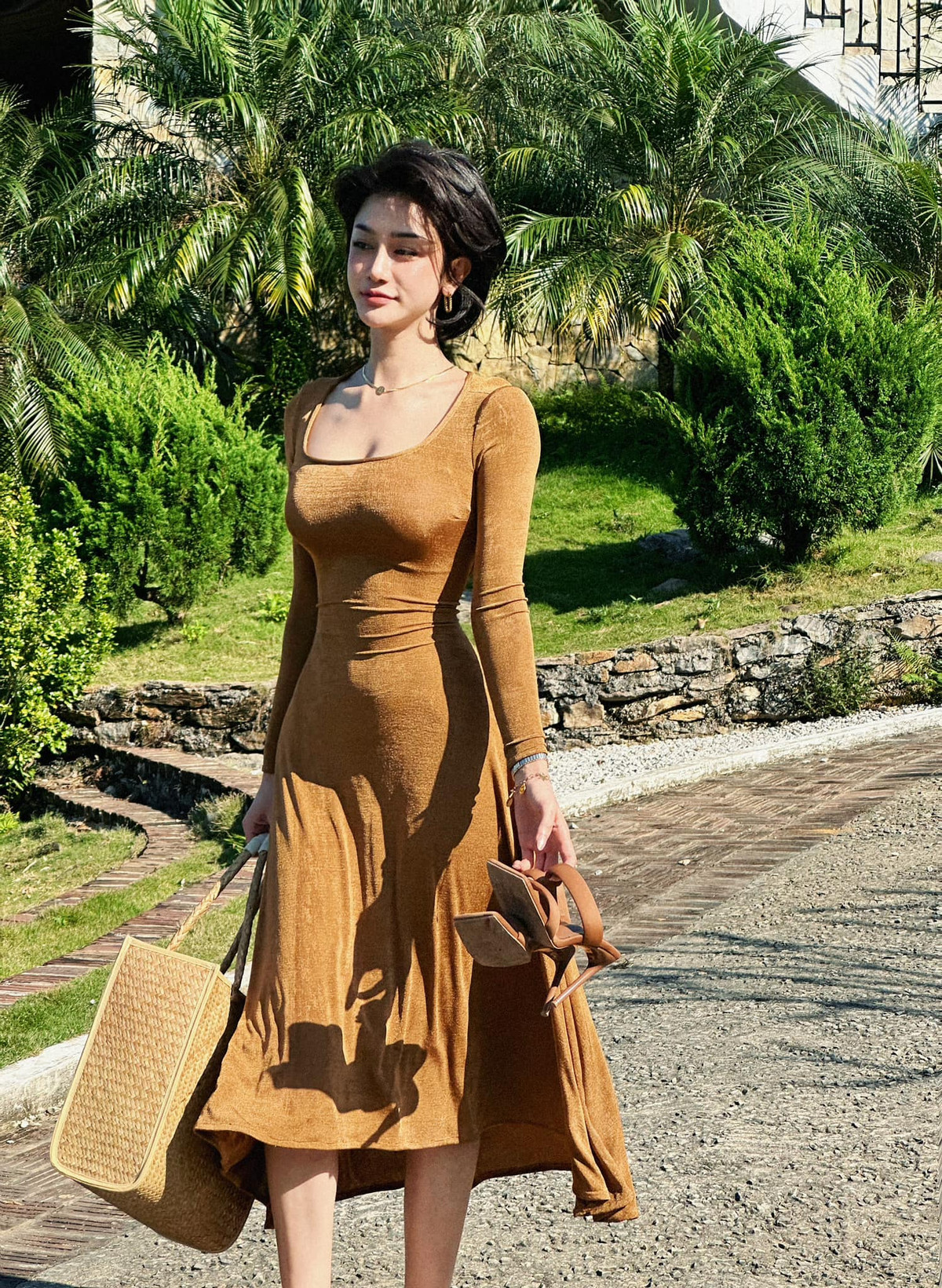 Trần Ngọc Bích không phải là cái tên xa lạ đối với giới trẻ Việt. Cô nàng từng tham gia khá nhiều các cuộc thi nhan sắc. Năm 2014, khi tham gia cuộc thi Nữ hoàng sắc đẹp Việt Nam, cô đã có hành động gây xôn xao dư luận khi ném dải băng danh hiệu vào thùng rác vì bất mãn với ban tổ chức.