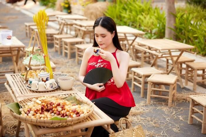 Cách đây vài ngày, trên trang cá nhân của nữ đại gia Đoàn Di Băng liên tục chia sẻ háo hức trang hoàng chợ quê chuẩn bị đón Tết Nguyên đán.