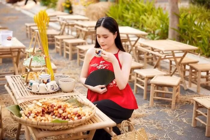 Cách đây vài ngày, trên trang cá nhân của nữ đại gia Đoàn Di Băng liên tục chia sẻ háo hức trang hoàng chợ quê chuẩn bị đón Tết Nguyên đán.