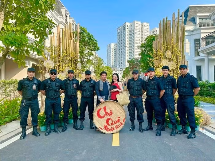 Ngắm chi tiết các bức hình do Đoàn Di Băng đăng tải có thể thấy khu chợ Tết mang đậm nét truyền thống xưa với chi tiết rơm, tre, hoa cúc, chiếu cói, thúng, nia,...