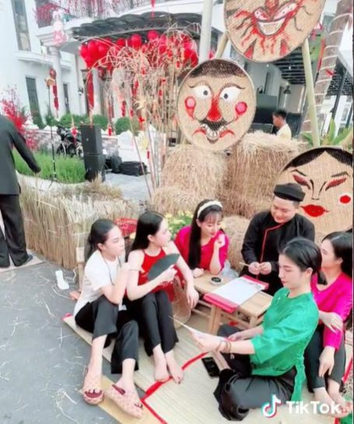 Chỉ sau ít giời chia sẻ, thông tin này liên tục được netizen chú ý. Đỉnh điểm là thông tin khu chợ quê của Đoàn Di Băng đã bị dỡ bỏ chỉ sau 3 tiếng họp phiên đón Tết. Trong khi nhiều người tỏ ra tiếc nuối, không ít ý kiến tò mò về thực hư sự việc.