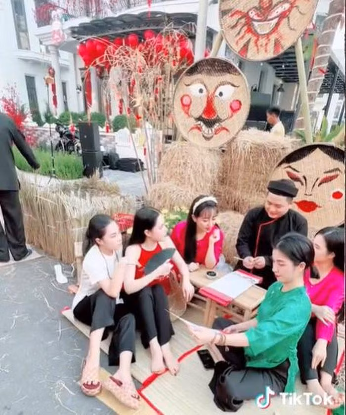 Chỉ sau ít giời chia sẻ, thông tin này liên tục được netizen chú ý. Đỉnh điểm là thông tin khu chợ quê của Đoàn Di Băng đã bị dỡ bỏ chỉ sau 3 tiếng họp phiên đón Tết. Trong khi nhiều người tỏ ra tiếc nuối, không ít ý kiến tò mò về thực hư sự việc.