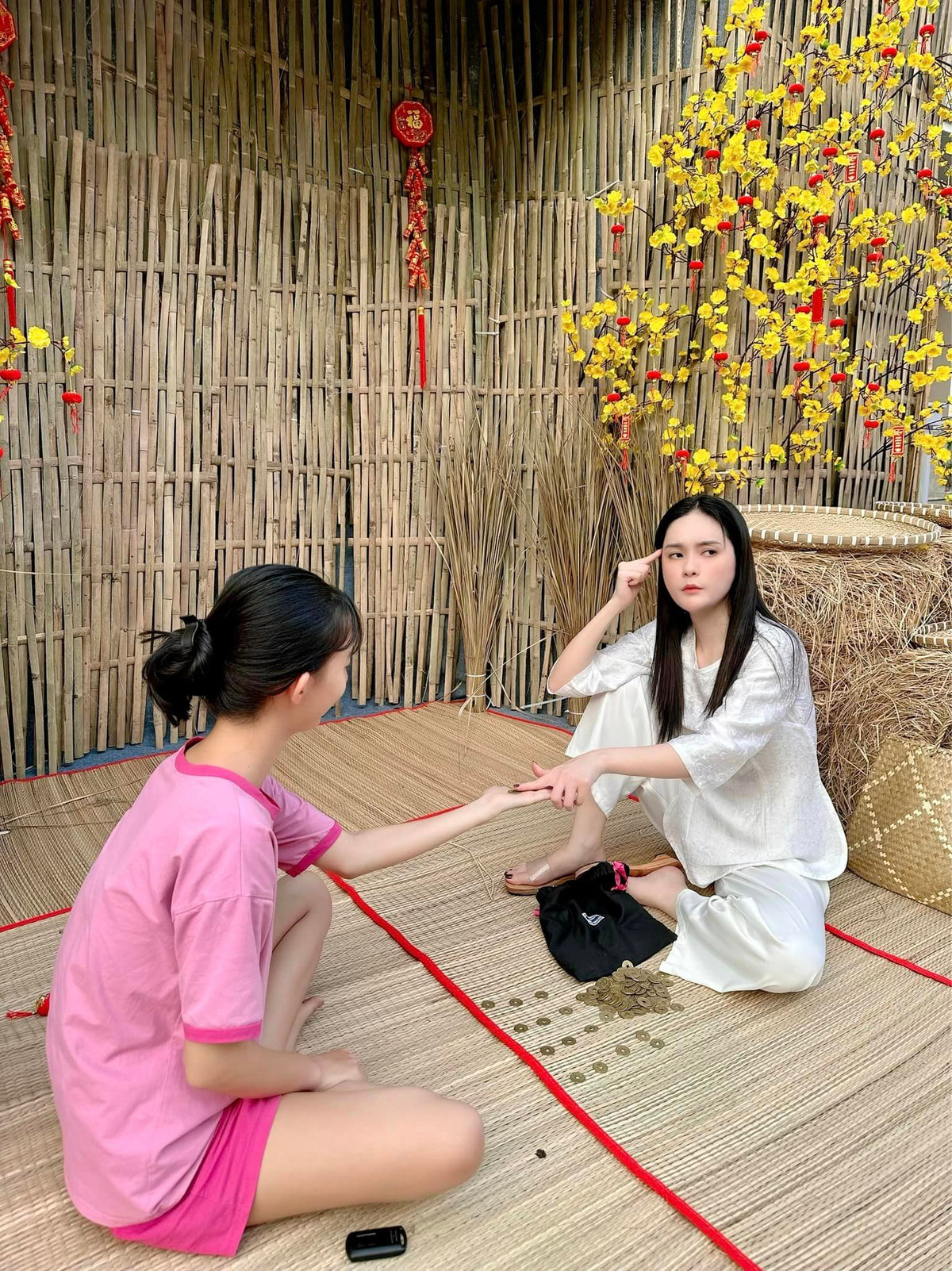 Đặc biệt, để gia đình, bạn bè và người thân có thể yên tâm vui chơi thoải mái trong khu chợ quê, Đoàn Di Băng còn thuê hẳn một dàn vệ sĩ để bảo vệ.