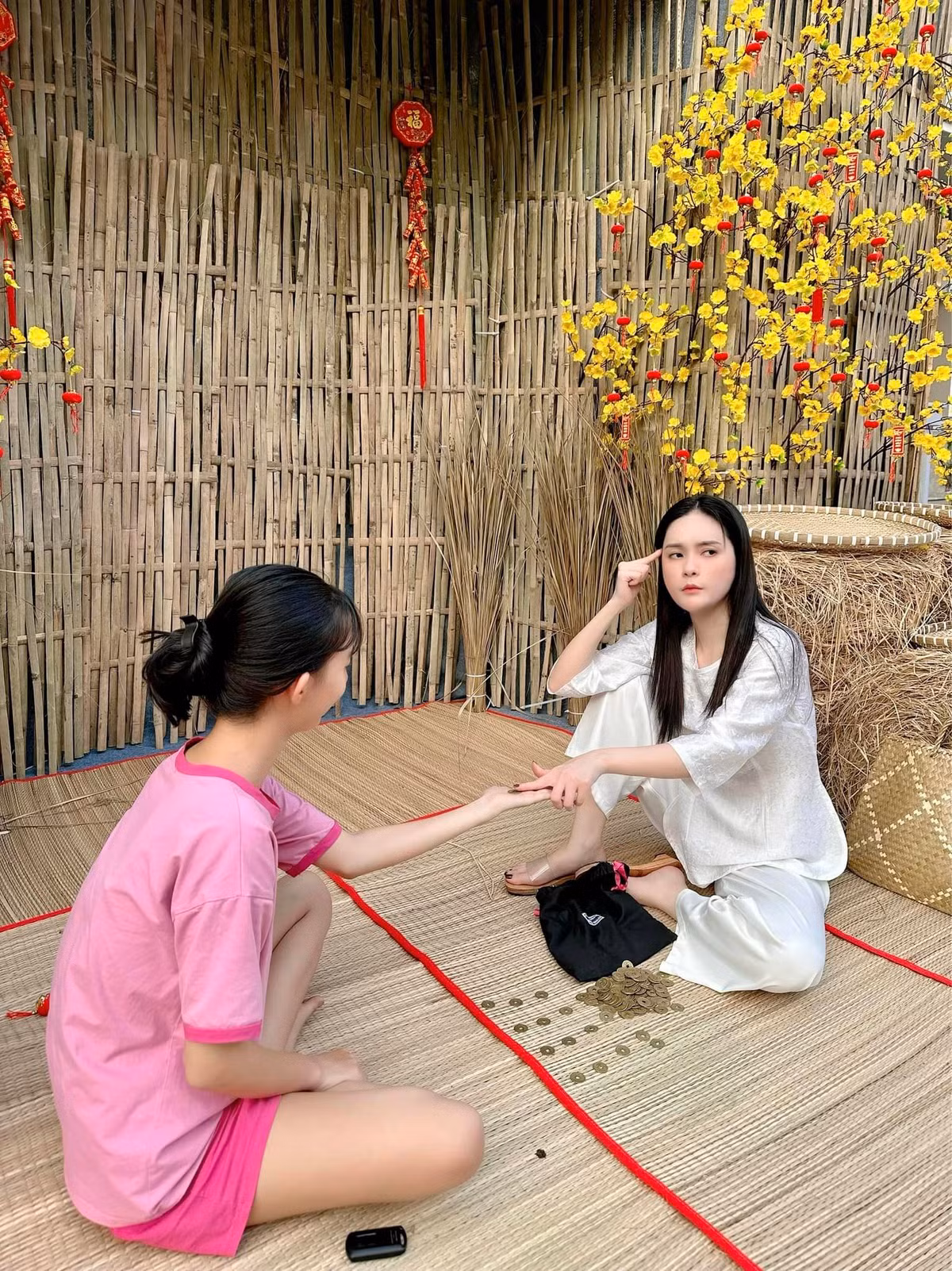 Đặc biệt, để gia đình, bạn bè và người thân có thể yên tâm vui chơi thoải mái trong khu chợ quê, Đoàn Di Băng còn thuê hẳn một dàn vệ sĩ để bảo vệ.