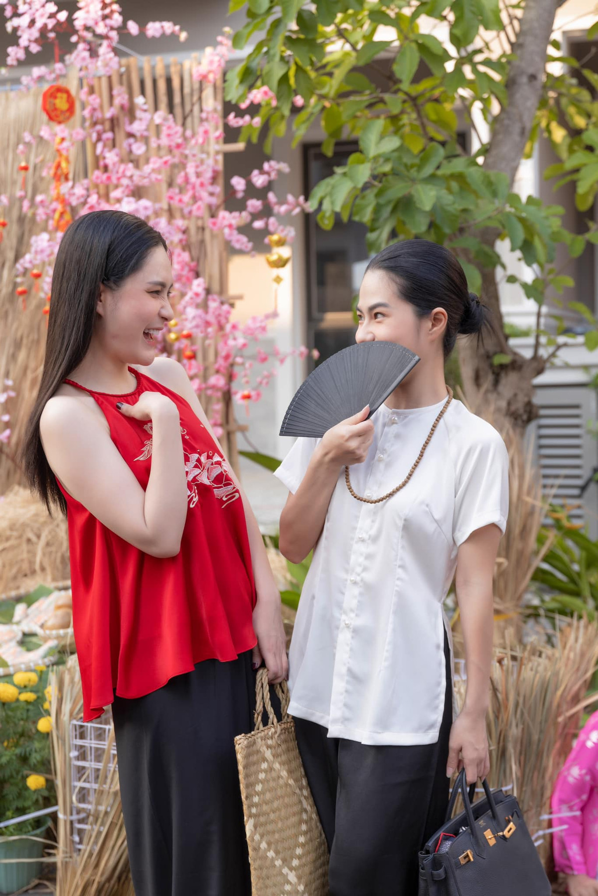 Được biết đây được cho là tài khoản của đơn vị thi công chợ quê nhà Đoàn Di Băng nên không chỉ đoạn clip ghi lại cảnh tháo bỏ tiểu cảnh, kênh này cũng đăng tải nhiều video mọi người tham gia chợ quê.